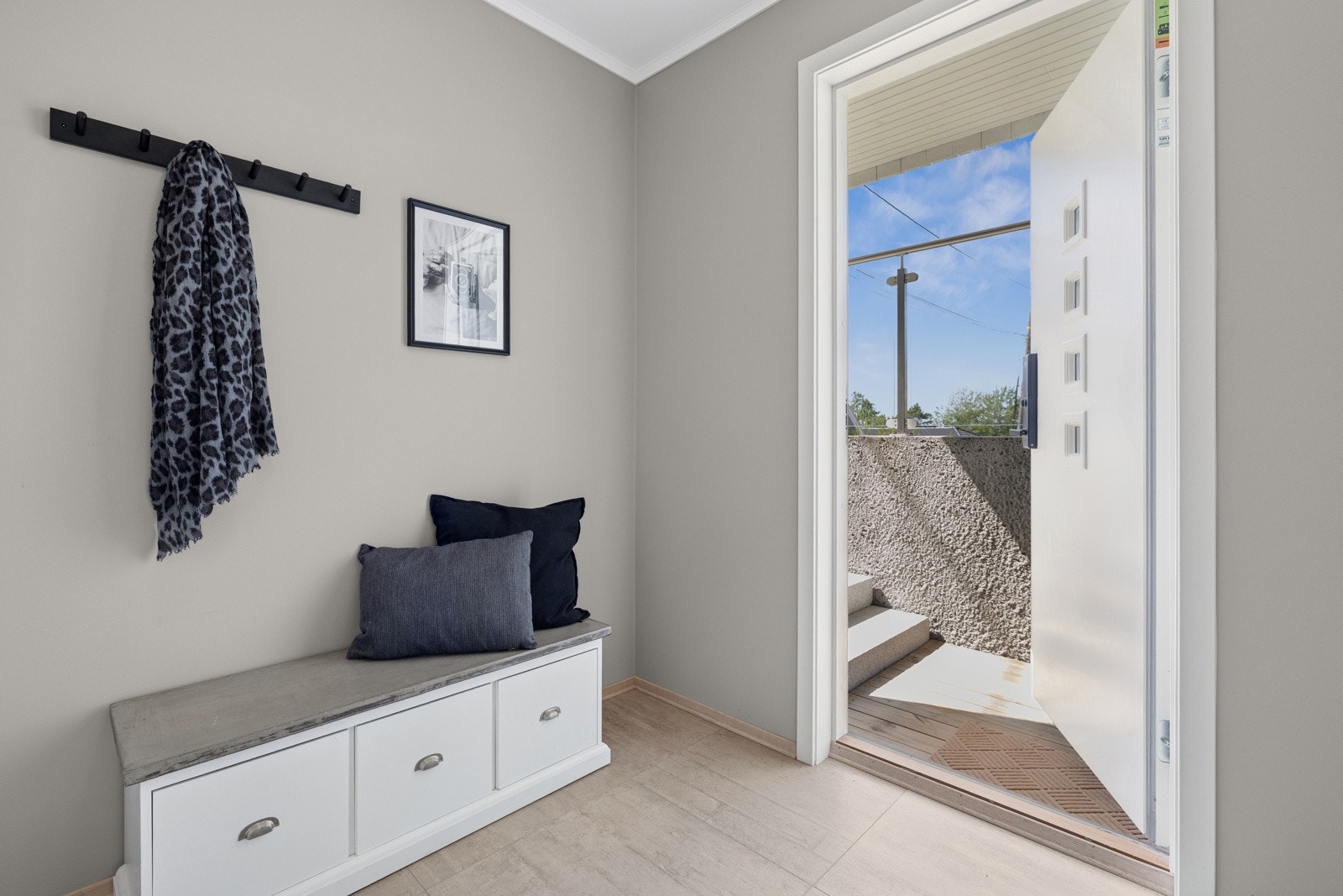 U. etasje: Det er egen inngang til boligens u. etasje. Ønsker man å lage en utleiedel kan dette gjøres ved enkle grep Galleribilde