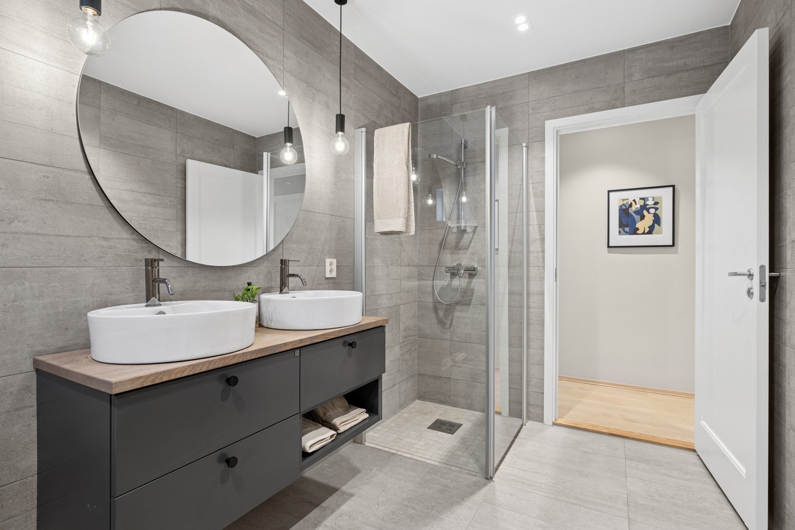 1. etasje: I tillegg er det dusjhjørne med innfellbare dusjvegger og speil Galleribilde