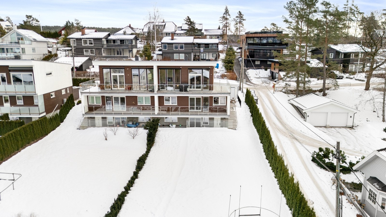 Hagen er stor og pent opparbeidet med gressplen, hekk og beplantning. Perfekt for trampoline og lek Galleribilde