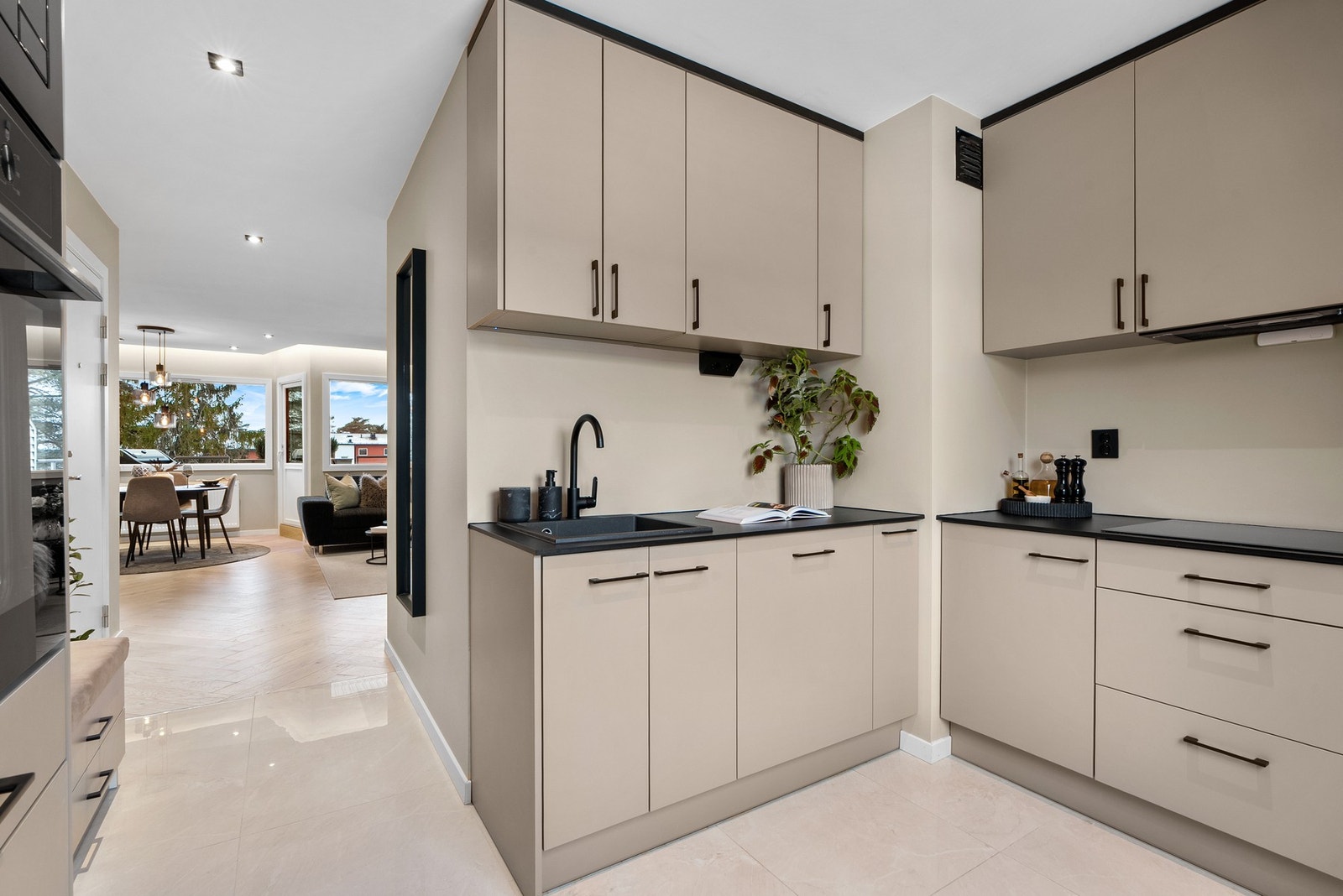 Kjøkkenet har integrerte hvitevarer og det er installert komfyrvakt og Aquastop Galleribilde