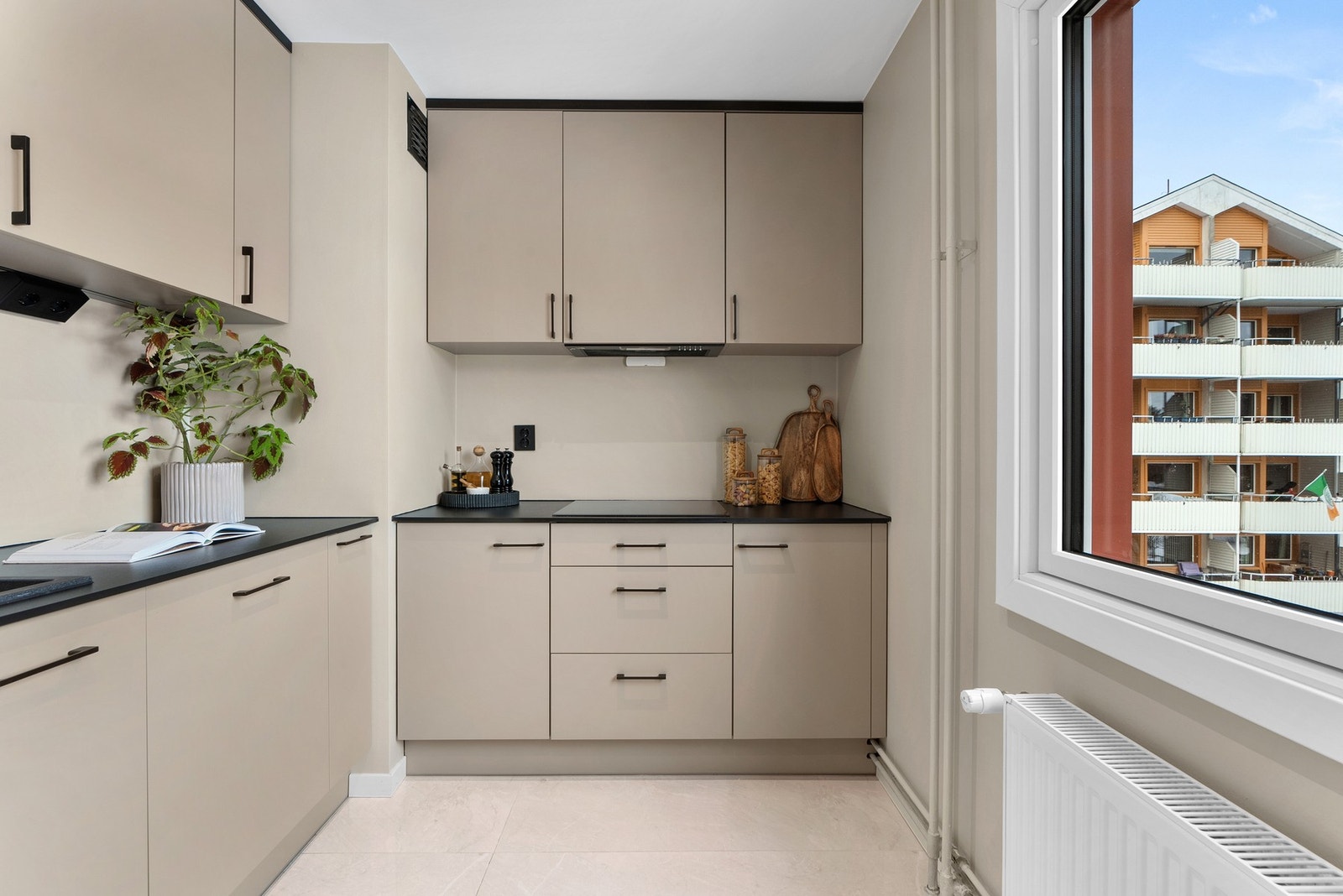 Benkeplaten er sort av laminat med nedfelt kum i kompositt og ett-greps blandebatteri Galleribilde