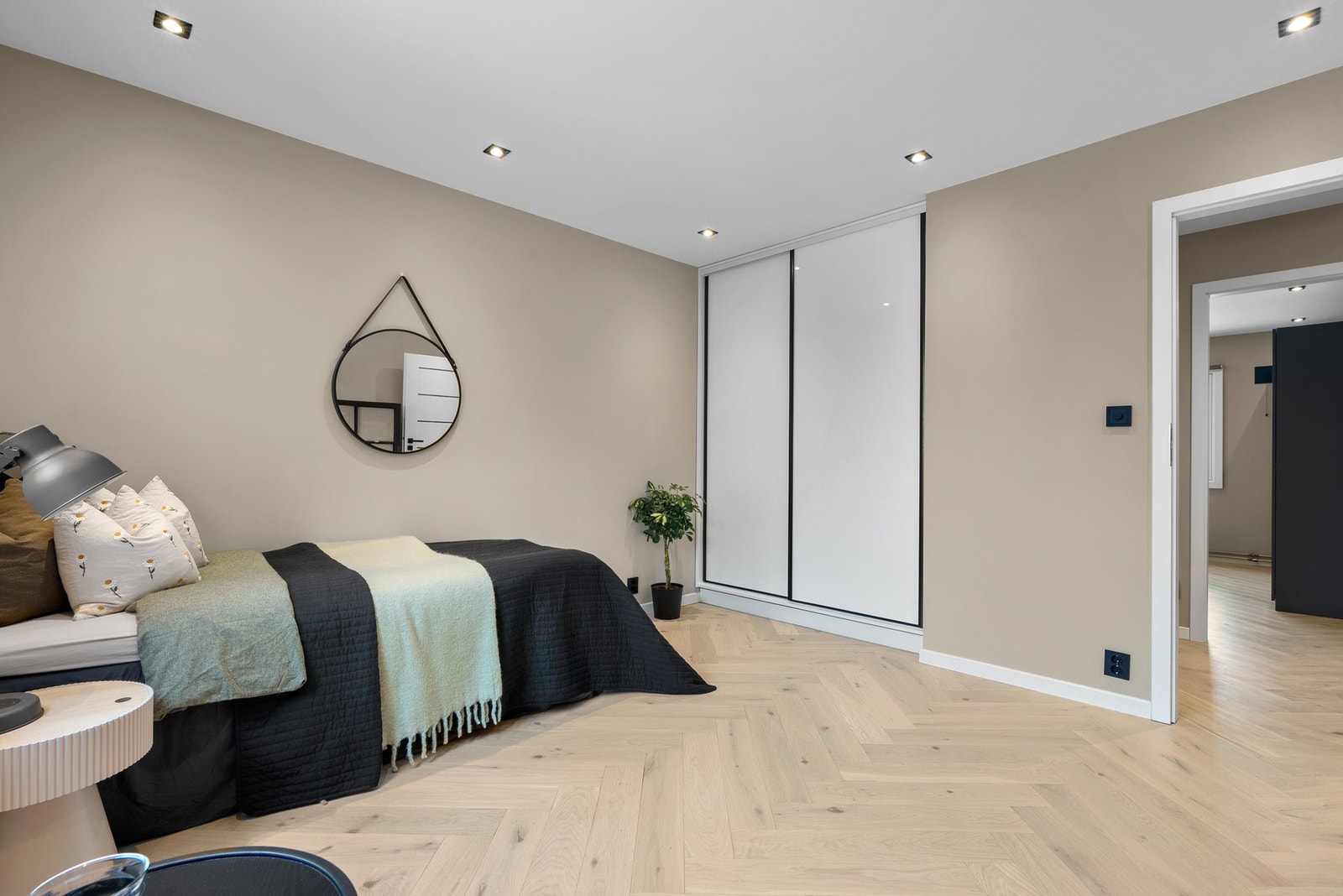 Soverom 2 har også stort klesskap Galleribilde