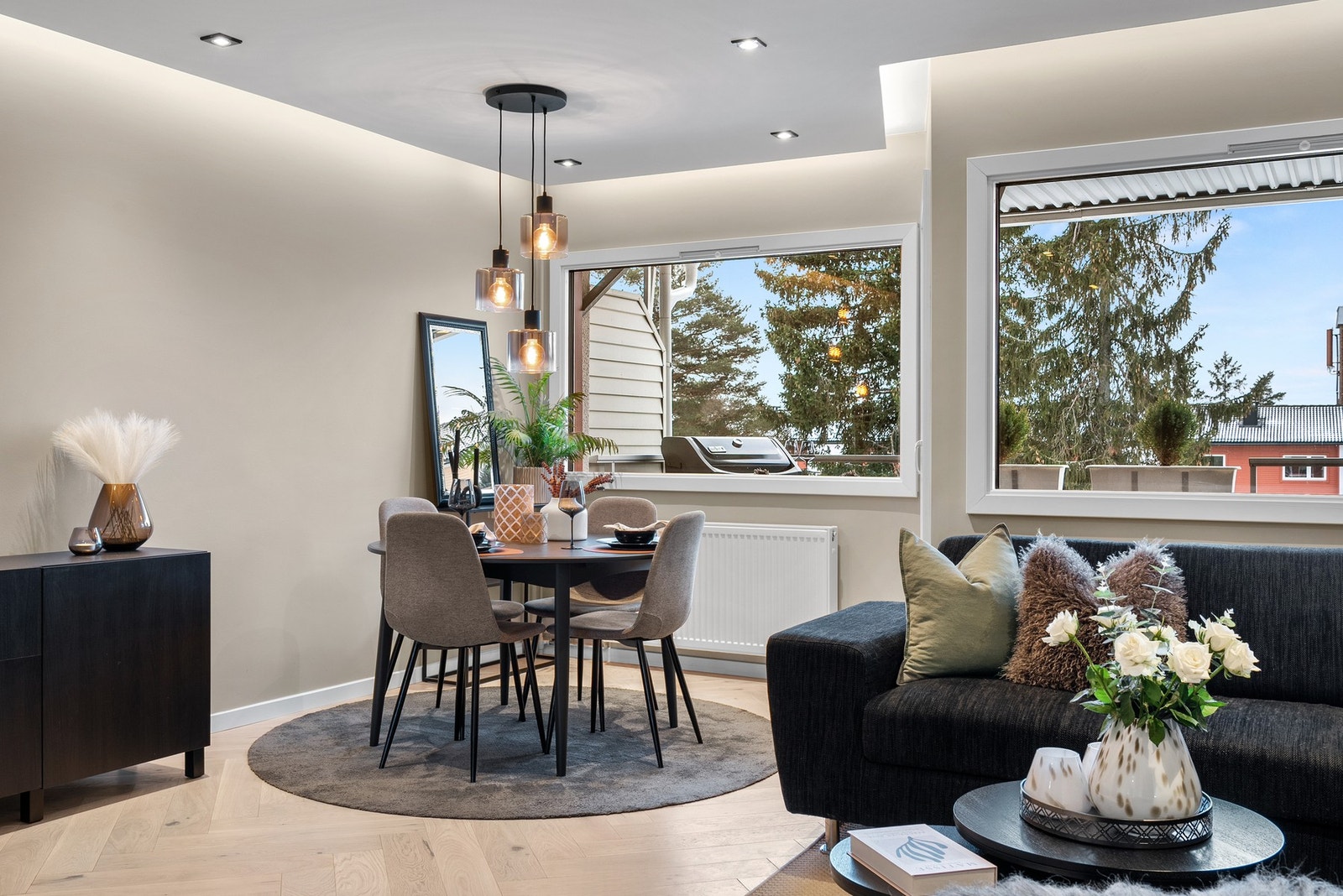 Fra stuen er det utgang til solrik balkong Galleribilde