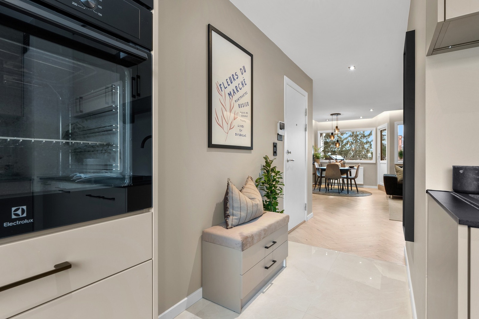 Romslig entré Galleribilde