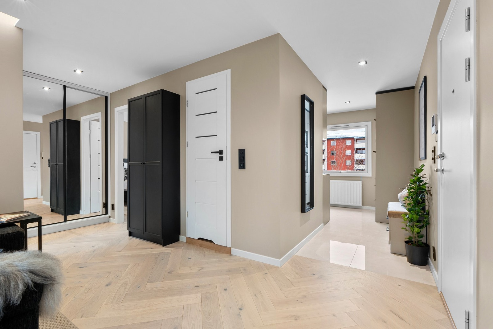 Romslig gang med klesskap til ytterklær Galleribilde