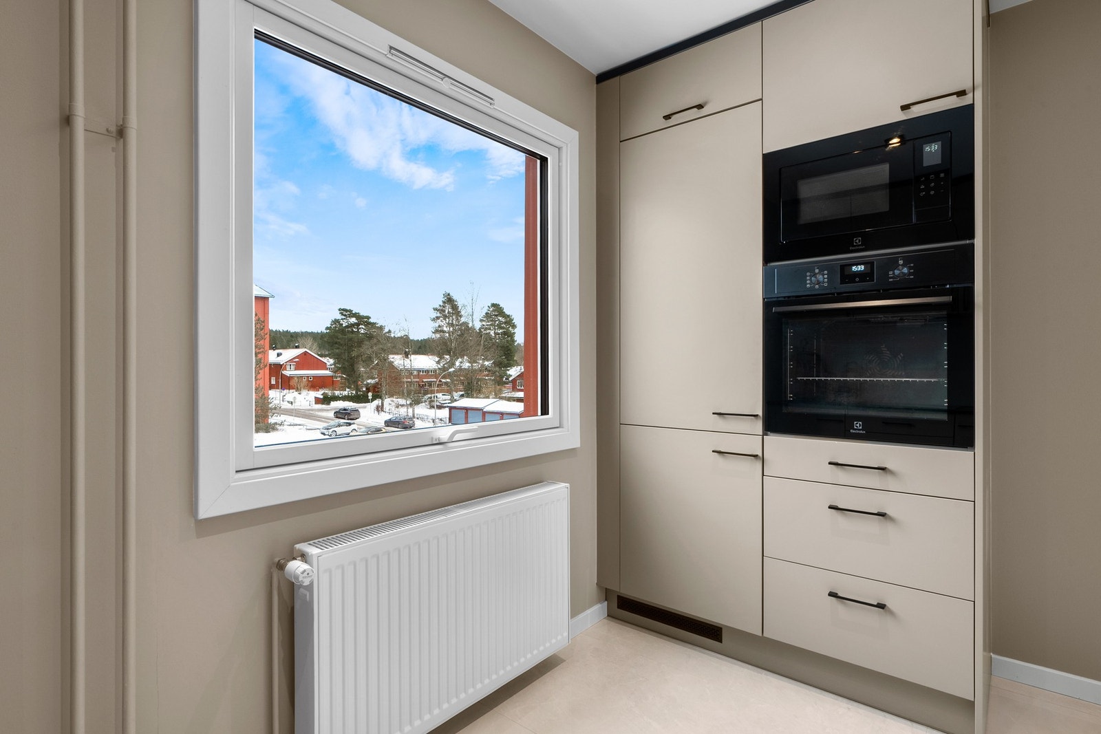 Kjøkkenet har et stort vindu som slipper inn rikelig med dagslys Galleribilde