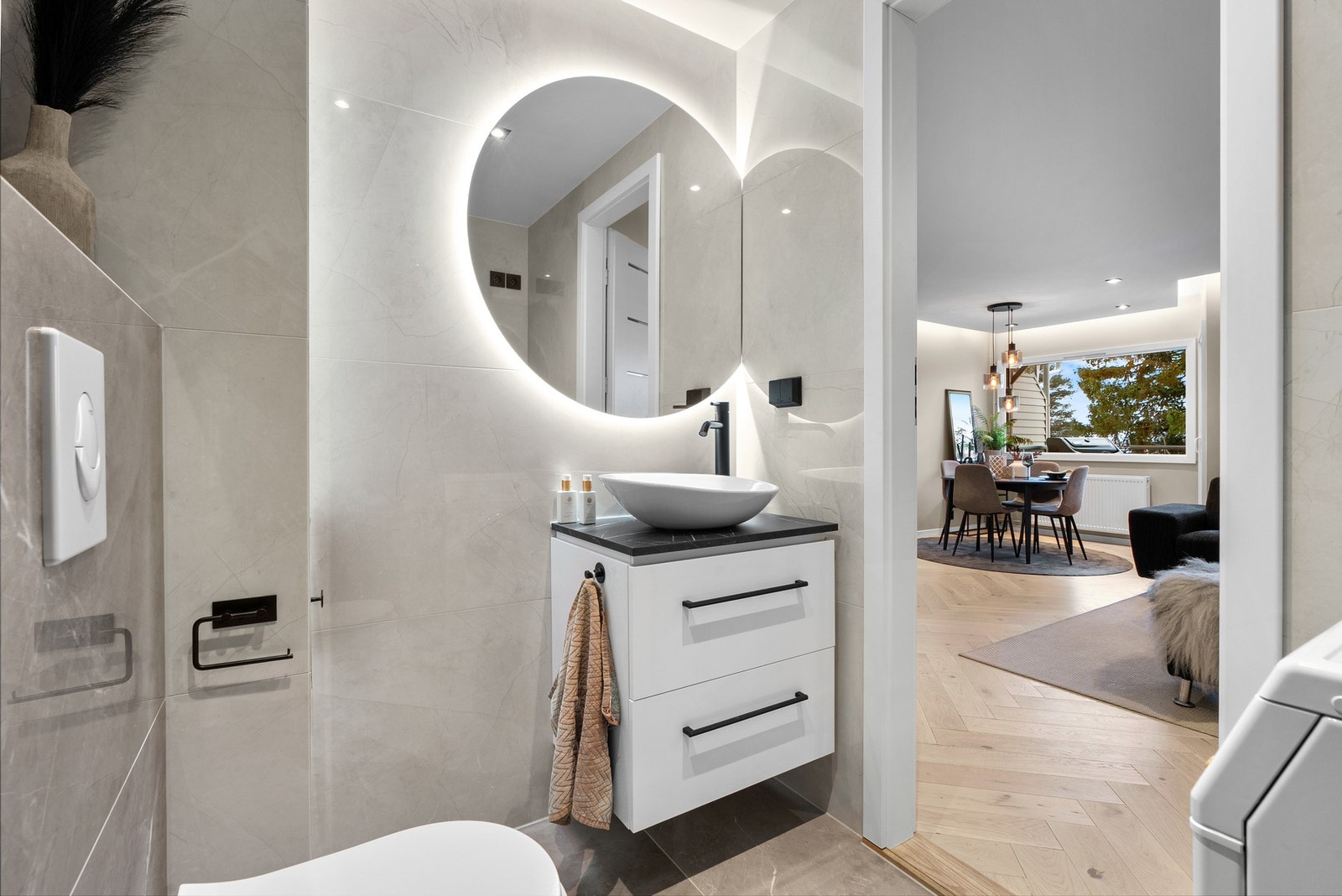 Leiligheten har et meget pent bad som også ble renovert i 2024 Galleribilde