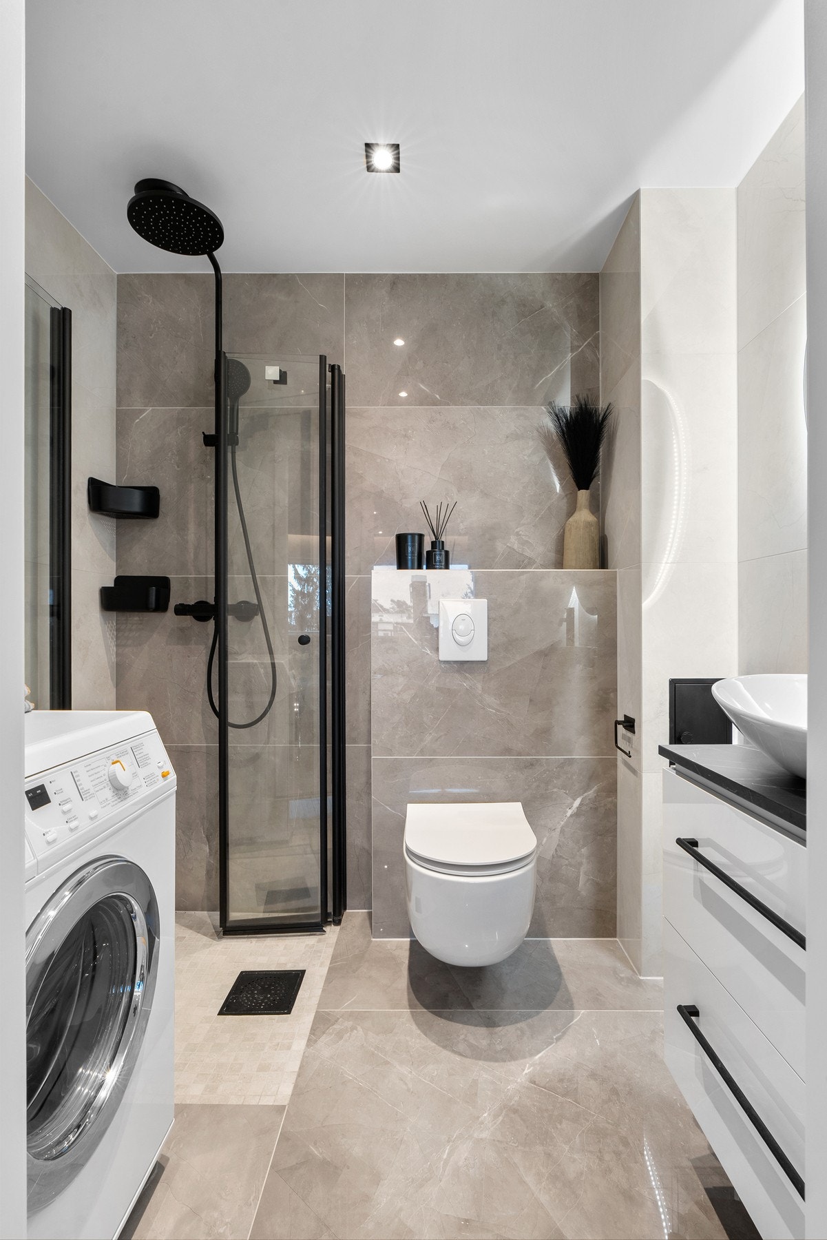 Baderommet har flislagte vegger og gulv. Det er montert downlights. Galleribilde