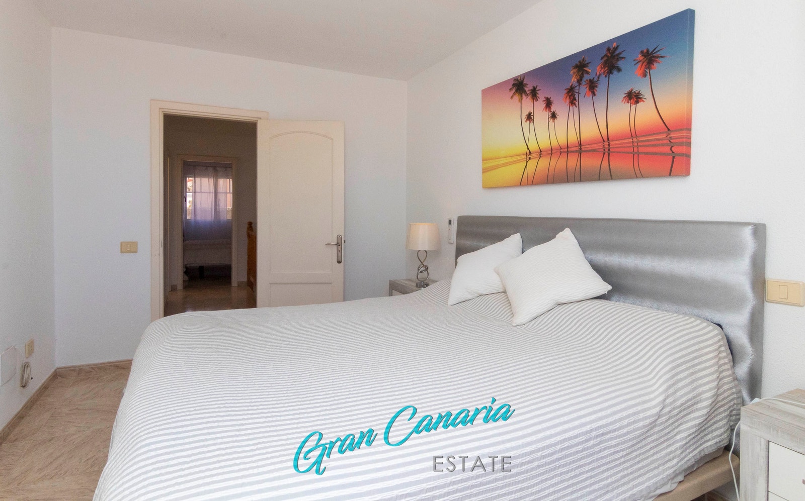 Soverom med meget romslige skap (nærmest walk i closet) Galleribilde