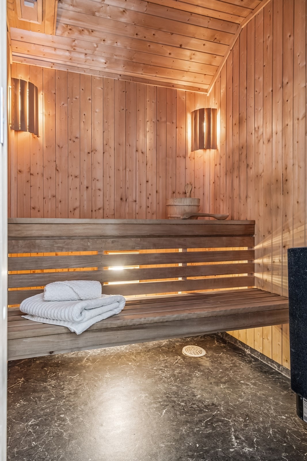 Etter en aktiv dag kan du slappe av i egen badstue med elektrisk ovn, etablert i 2018. Galleribilde