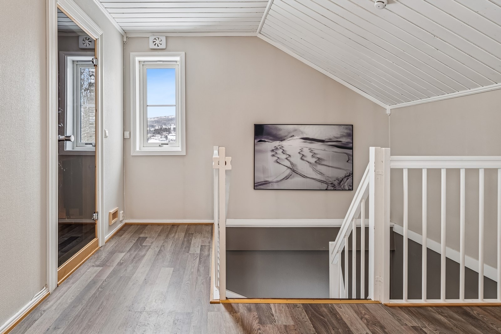 Trapperommet i 3. etasje gir adkomst til to soverom, bod og badstue(m/glassdør). Galleribilde