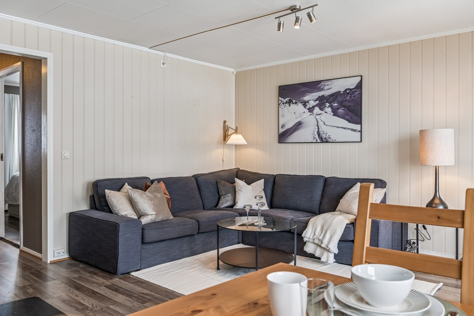 Den sosiale sonen gir god plass til både sofagruppe og spisebord. Galleribilde