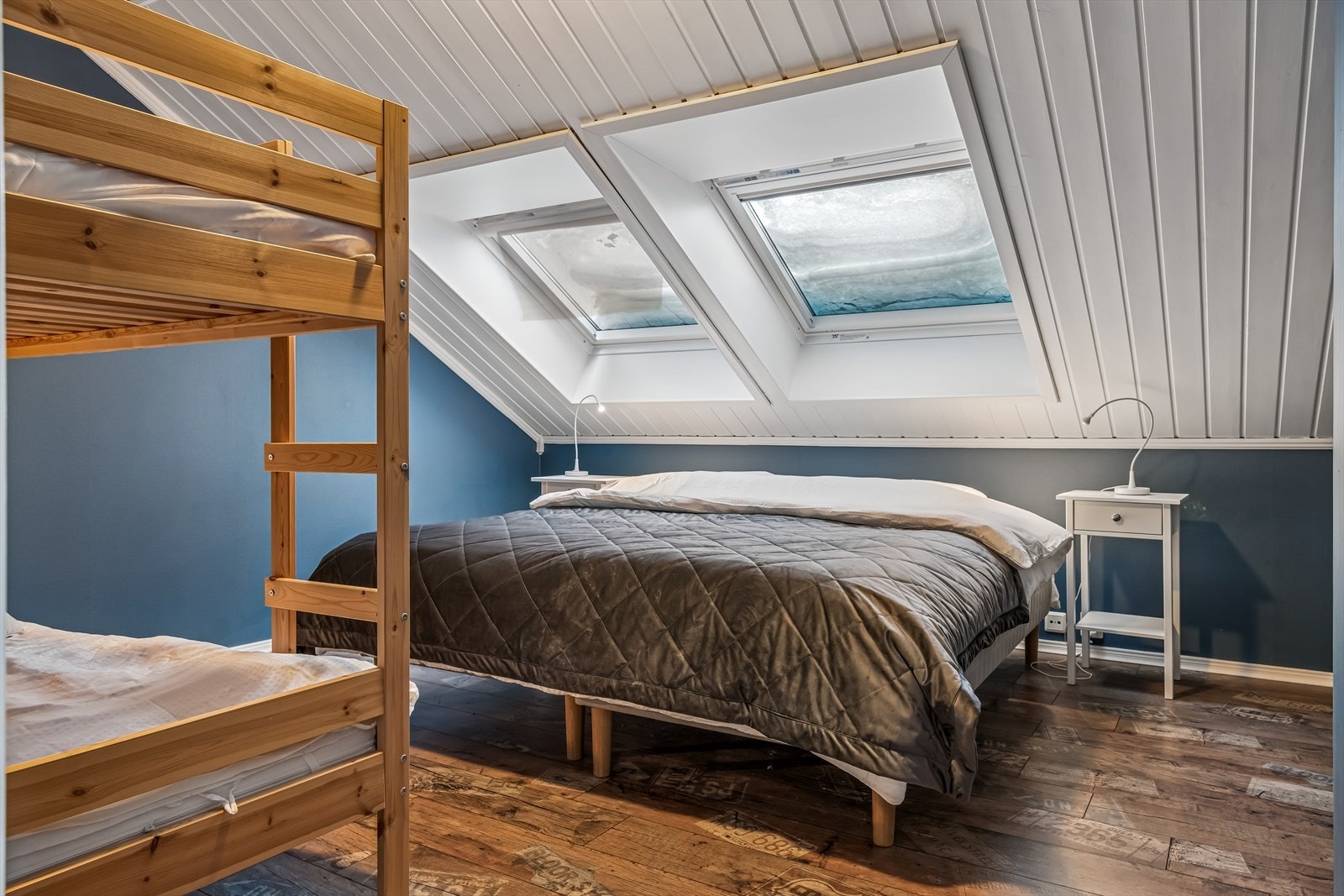 Det ene av to soverom i 3. etasje, med takvinduer som gir godt med lys. Fra rommet er det dør inn til bod. Galleribilde