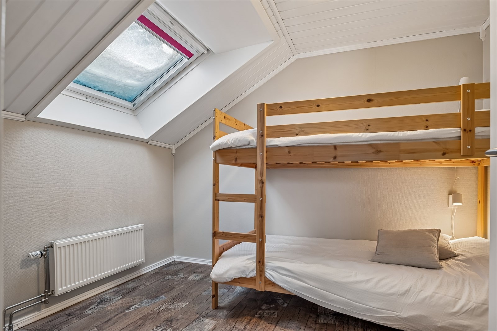 Det tredje soverommet ligger også i toppetasjen, med dels skråhimling og takvindu. Det er planer i sameiet om utskifting av takvinduer. Galleribilde