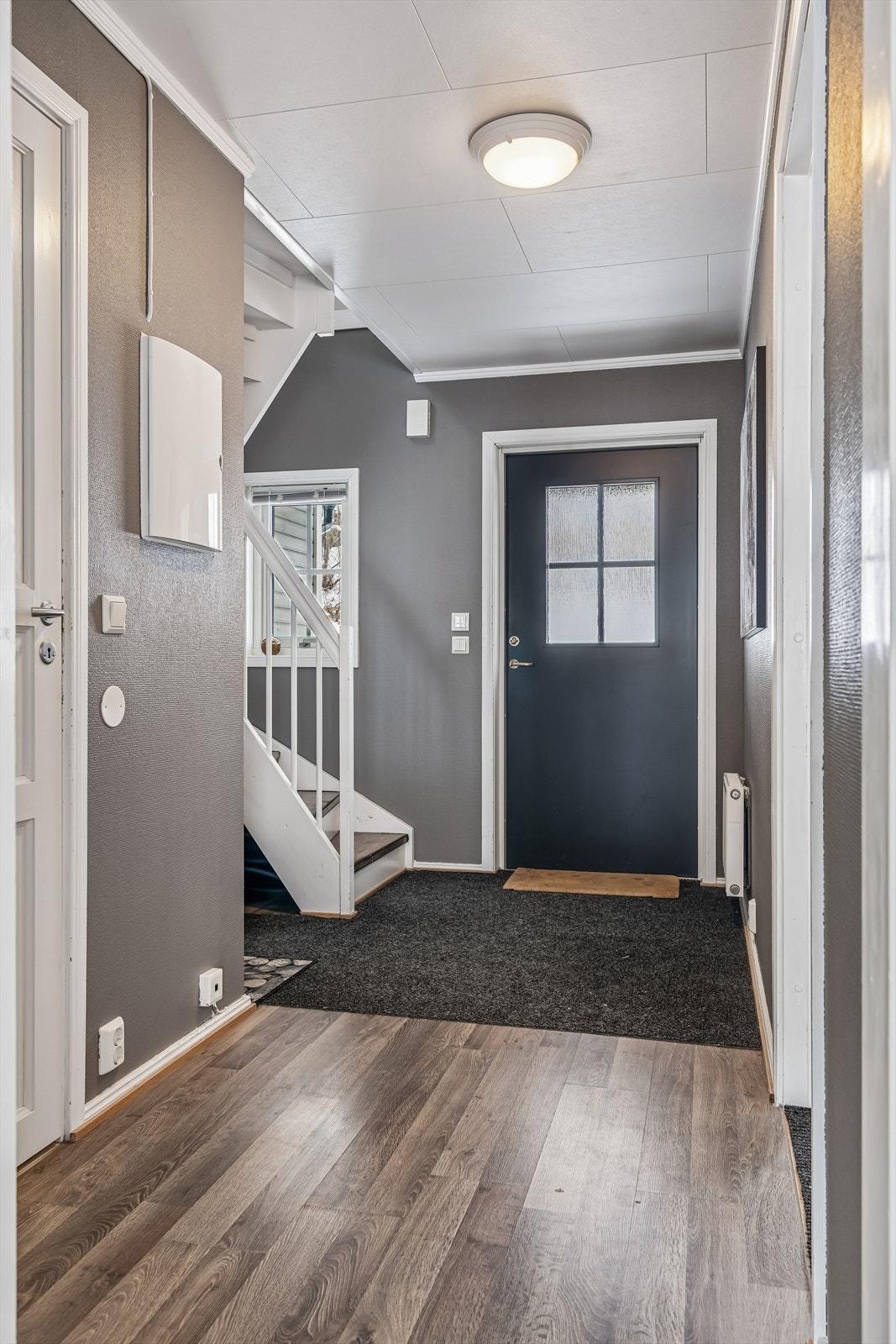 Entréen ønsker velkommen og har en intern trapp som leder opp til 3. etasje. Galleribilde