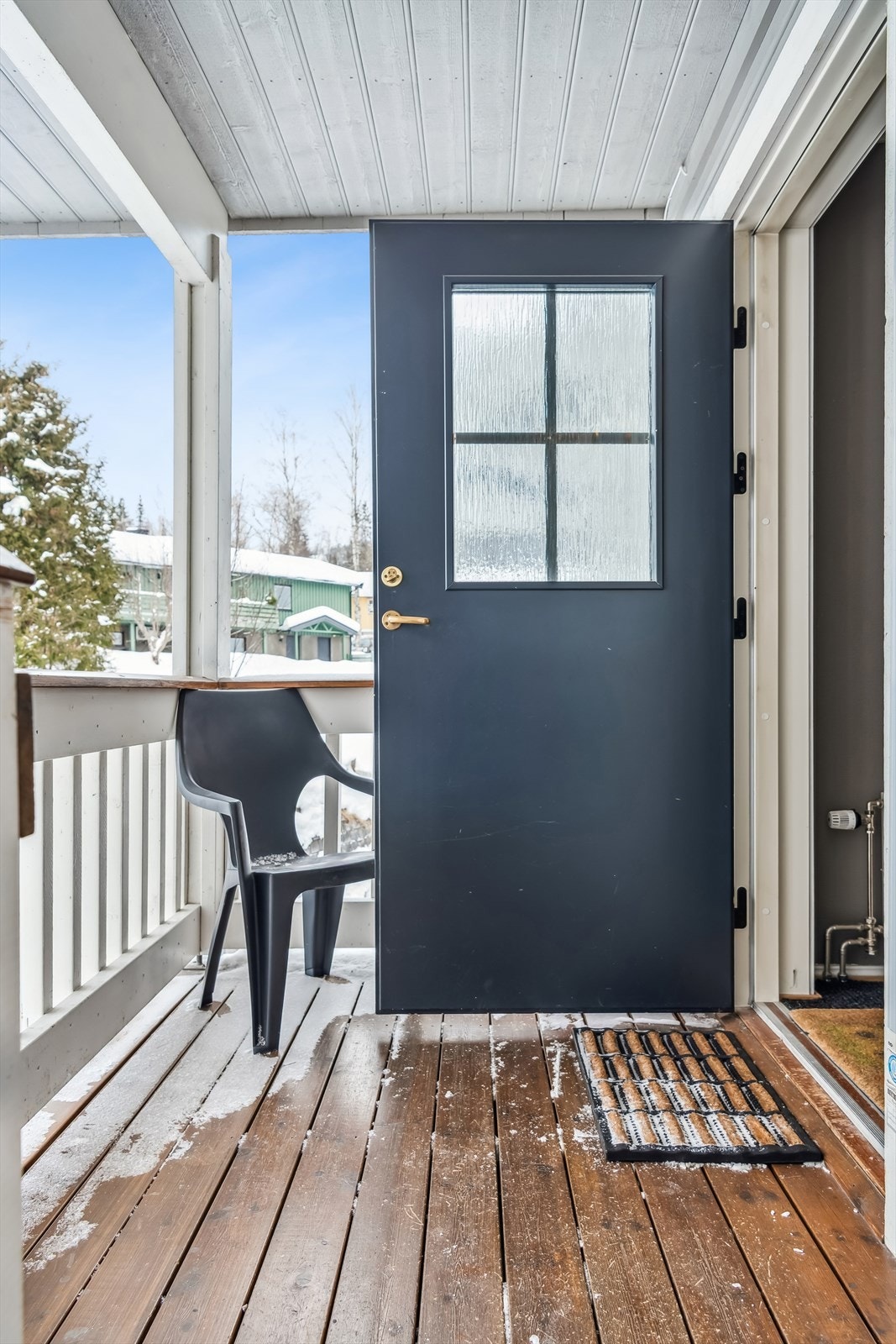 Terrasse foran entréen. Til leiligheten hører en ekstern bod på 6 m² i 1. etasje, praktisk for ski og utstyr. Galleribilde