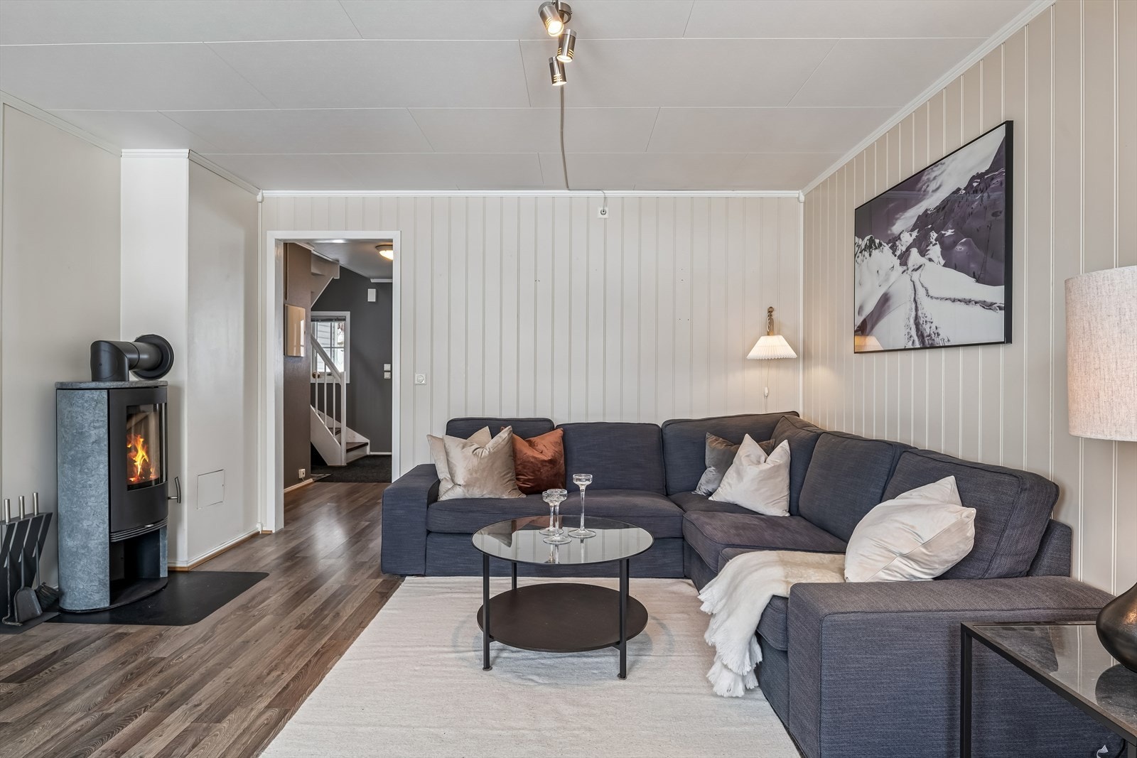 Stuen og kjøkkenet er i en åpen løsning, med en sentralt plassert vedovn. Galleribilde