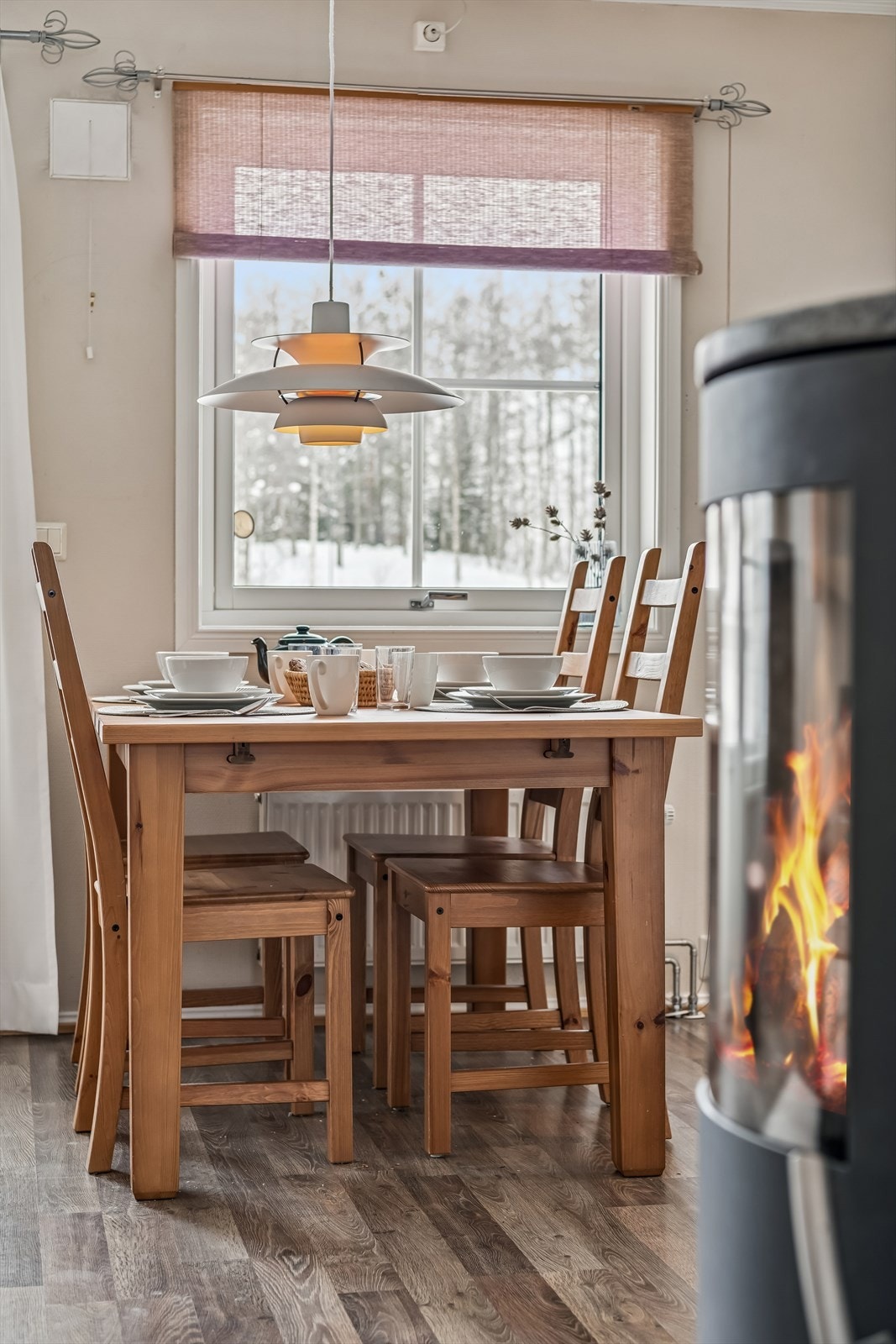 Spiseplassen er praktisk plassert i den åpne løsningen mellom stue og kjøkken. Galleribilde