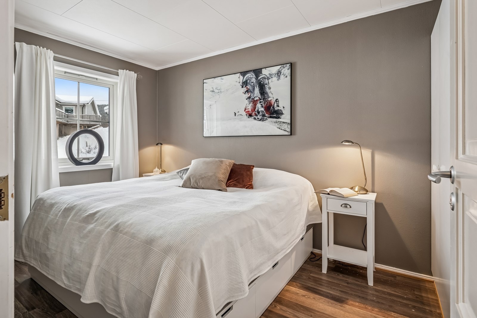 Leilighetens første soverom er plassert i 2. etasje, med enkel adkomst fra entréen. Galleribilde