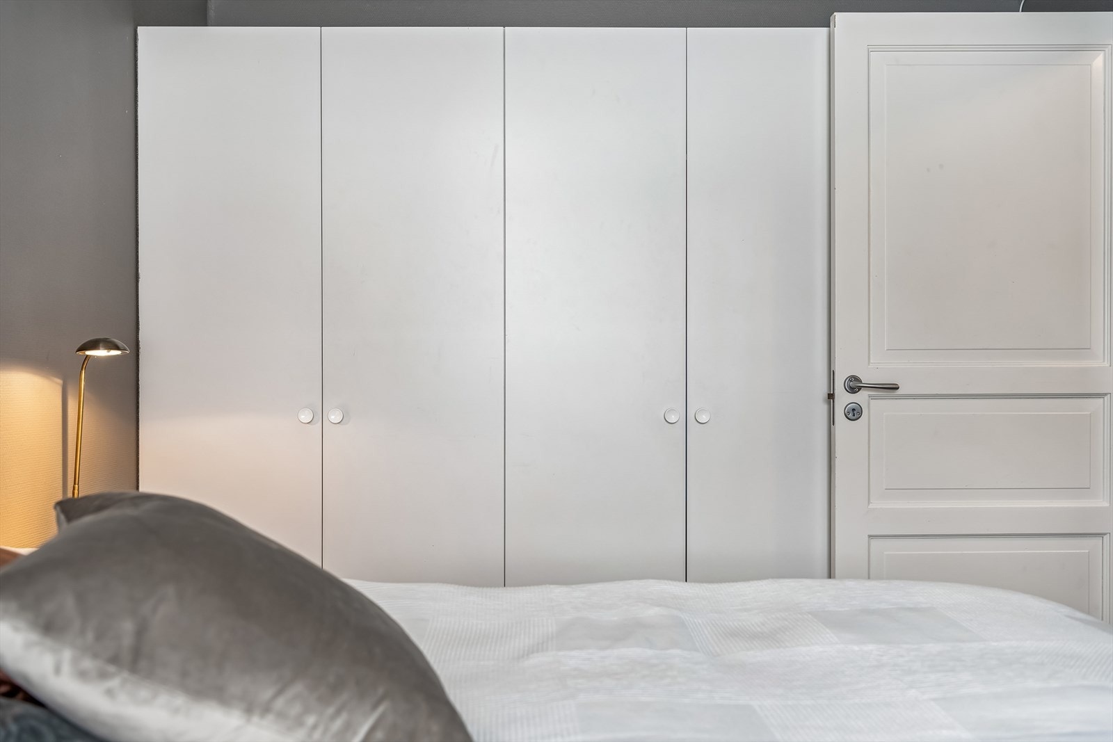 Godt med oppbevaringsplass i garderobeskap som utnytter rommets fulle høyde. Galleribilde