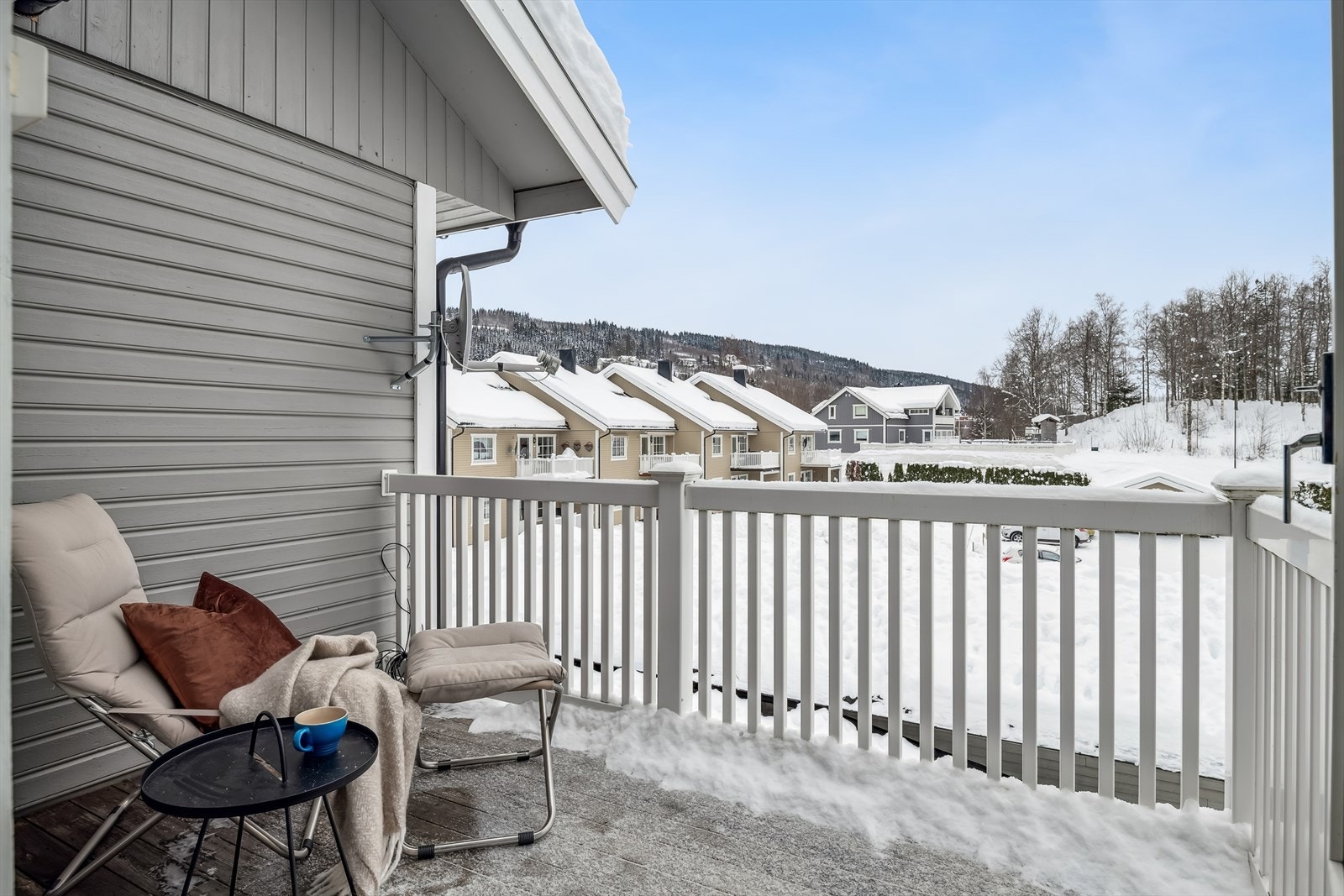 Fra stuen er det utgang til en sørvendt terrasse på 5 m². Galleribilde