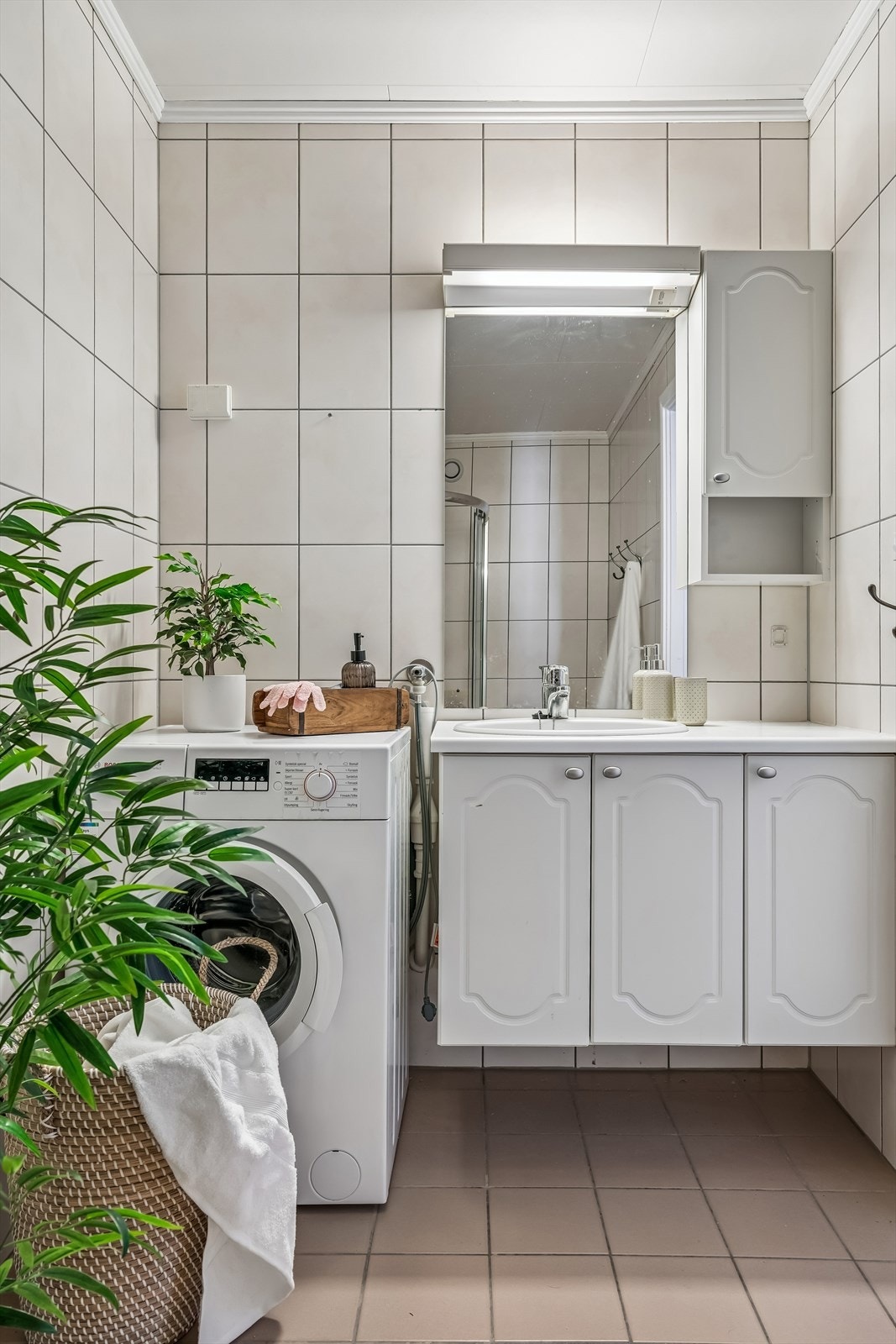 Badet i 2. etasje er helfliset og har praktisk opplegg for vaskemaskin. Galleribilde