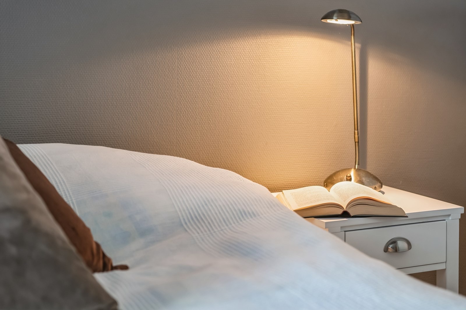 Rommet har en rolig atmosfære og plass til nattbord på begge sider av sengen. Galleribilde