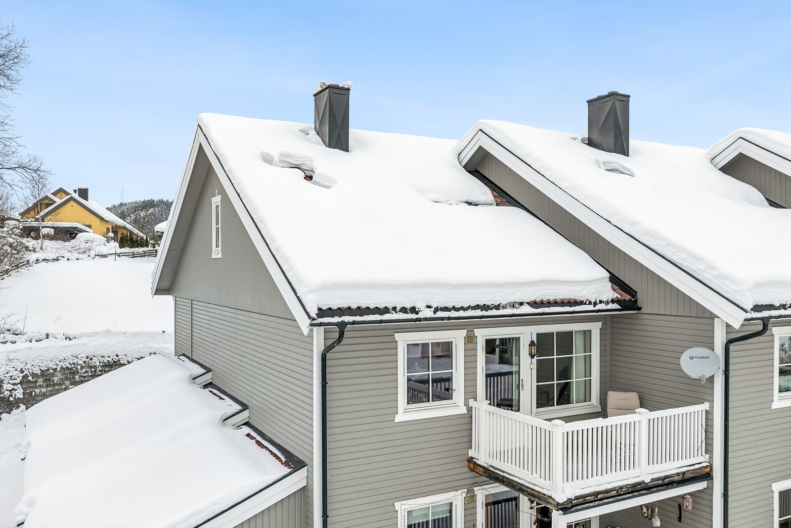Leiligheten ligger i en bygning fra 2005 med saltakkonstruksjon og tekking av betongtakstein. Foto: Johan Anderson. Galleribilde