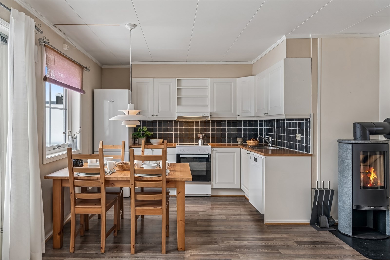 Leiligheten er tilknyttet fjernvarme som hovedenergikilde for oppvarming og varmt tappevann. Galleribilde