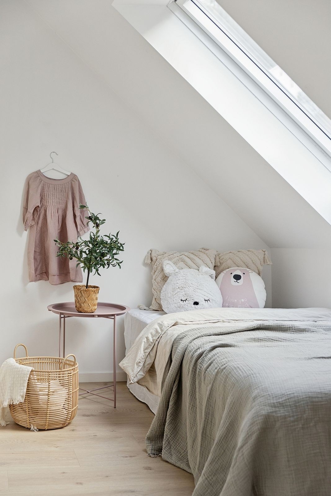 Det andre soverommet på loftet er på 11 m² og har plass til seng og oppbevaring. Galleribilde