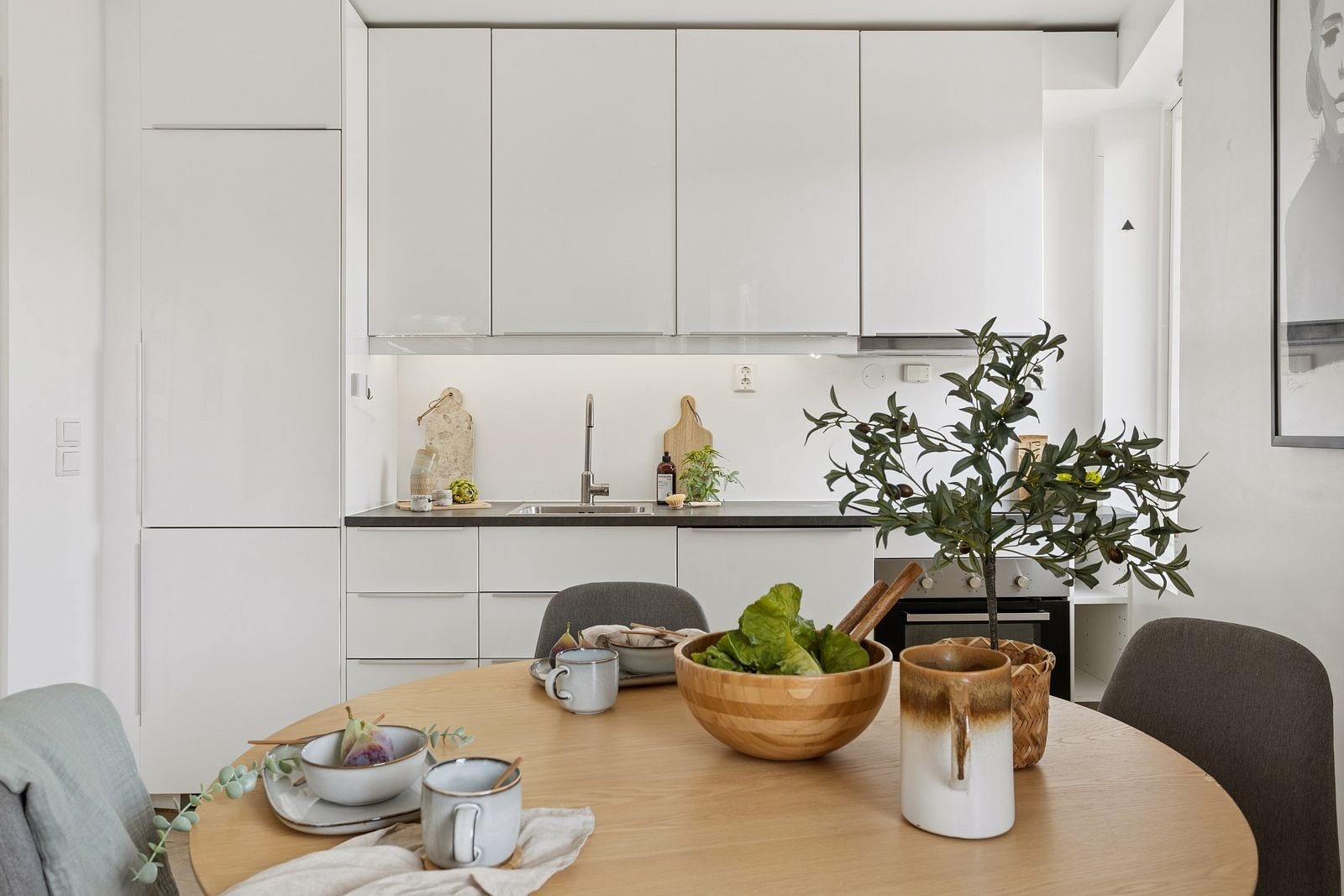 Det er god plass til en spiseplass i tilknytning til kjøkkenet. Galleribilde