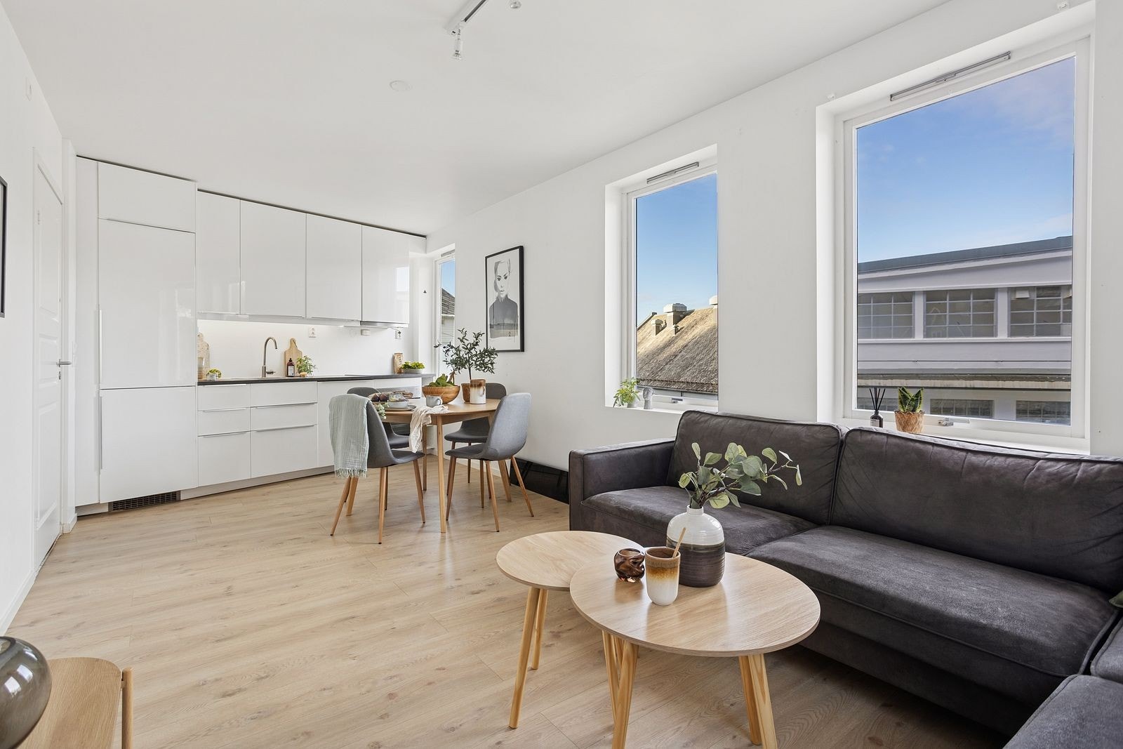 Den åpne løsningen mellom stue og kjøkken skaper en sosial og luftig sone i leilighetens hovedetasje. Galleribilde