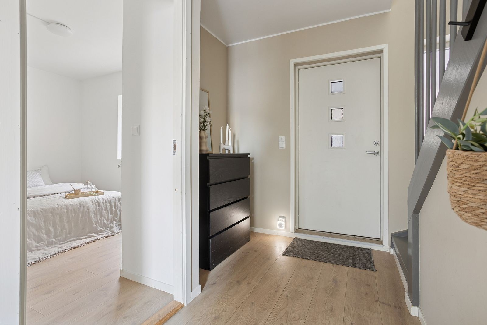 Hallen i andre etasje fordeler adkomsten til soverom, bad og stue/kjøkken. Galleribilde