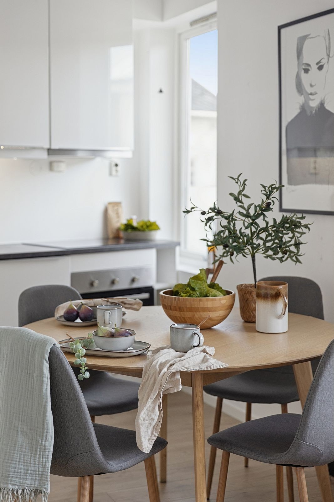 En ventilator er montert over platetoppen for effektivt avtrekk under matlaging. Galleribilde