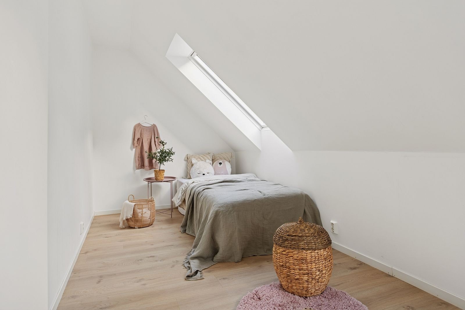 Rommet utnytter plassen under skråtaket godt og får lys fra takvinduet. Galleribilde
