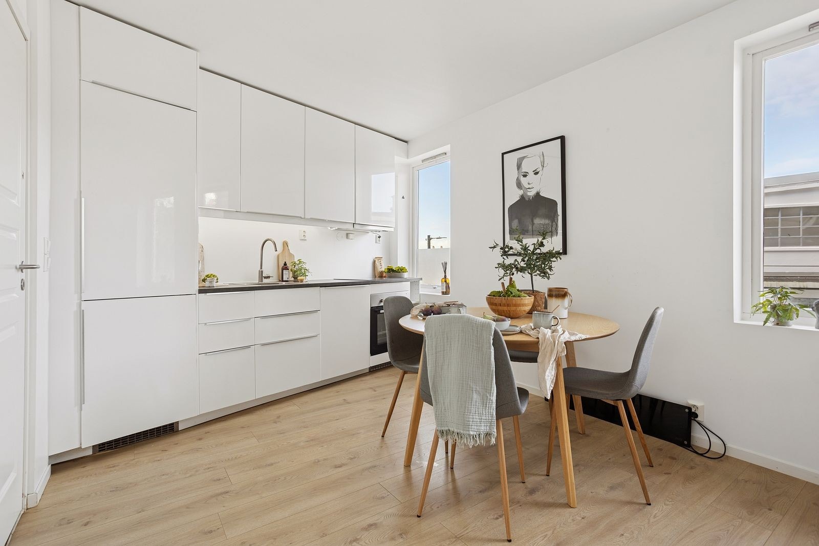 Kjøkkenet fra 2016 har glatte fronter og integrerte hvitevarer som komfyr, oppvaskmaskin og kjøl/frys. Galleribilde