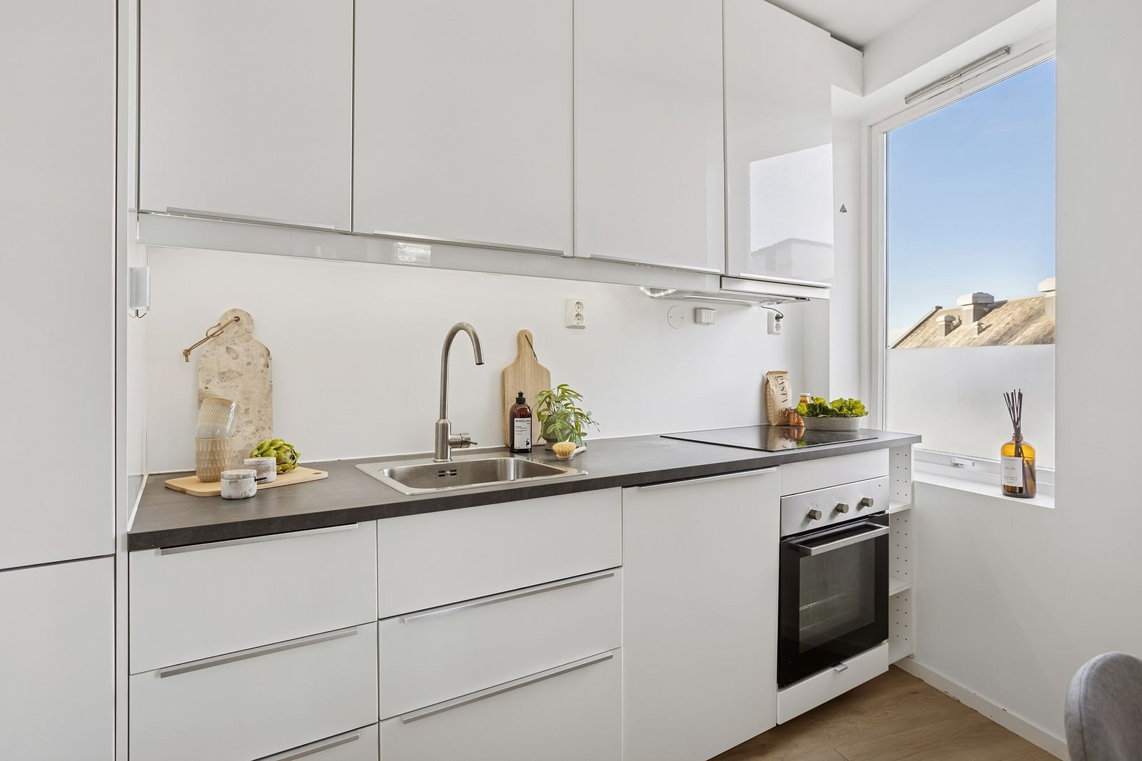 Kjøkkenet byr på rikelig med skap- og benkeplass. Galleribilde