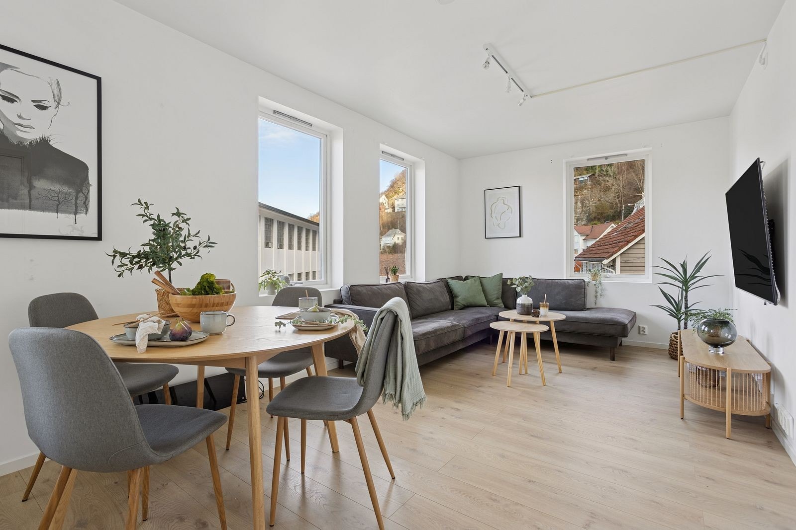 Stuen er en del av en åpen løsning med kjøkkenet, og har plass til både spisebord og sofagruppe. Galleribilde