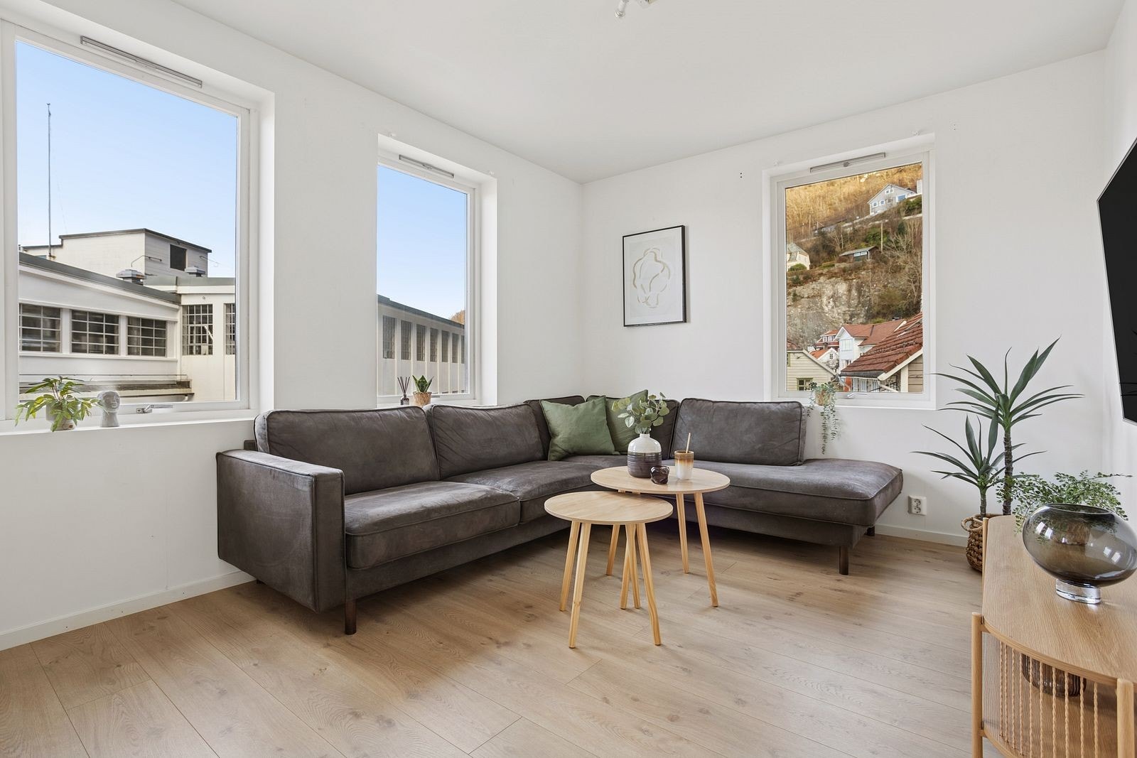 Gjennomgående laminatgulv og malte, slette vegger fra 2016 gir et enhetlig og lyst inntrykk. Galleribilde