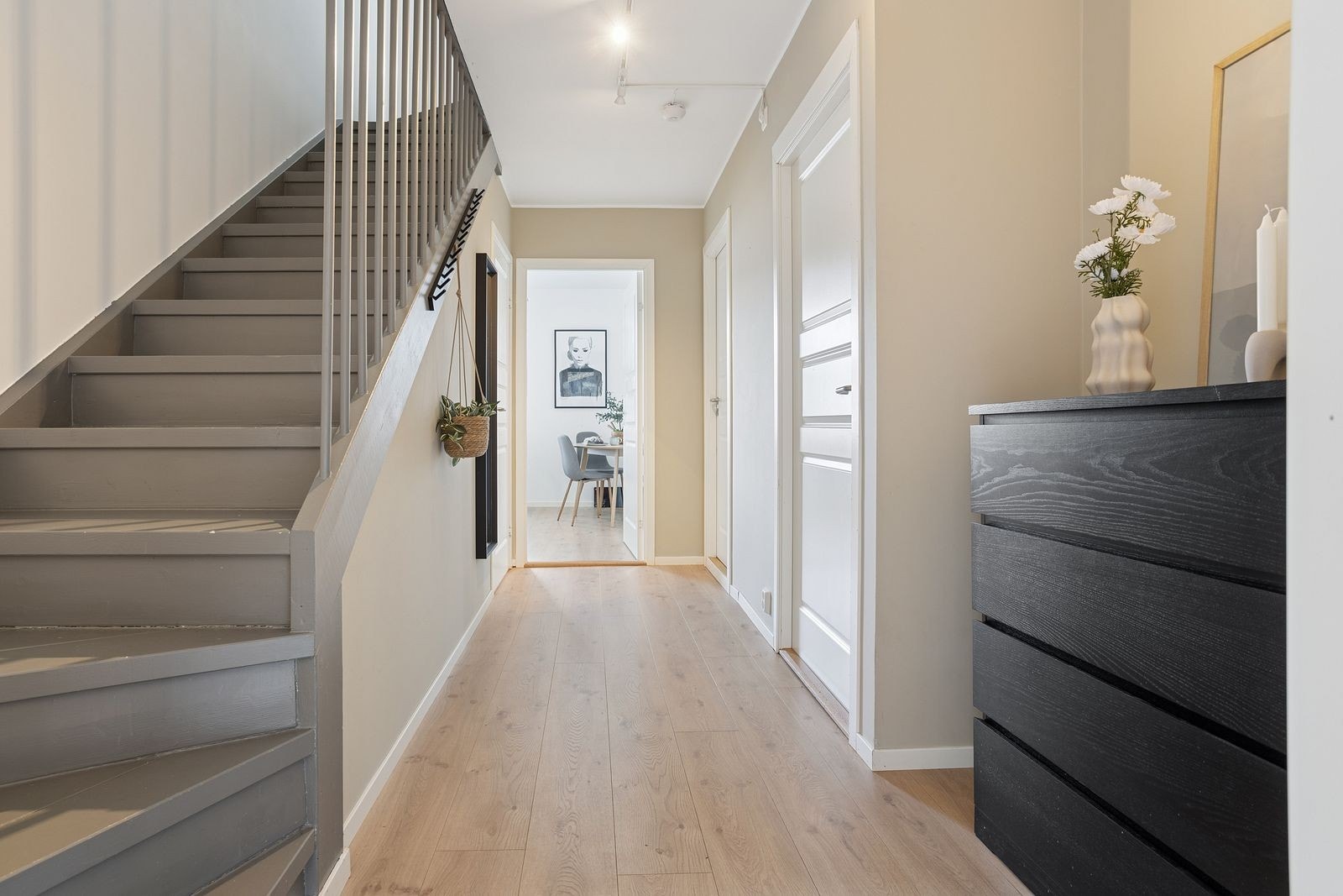 Fra gangen er det adkomst til leilighetens øvrige rom. De malte fyllingsdørene er fra byggeåret. Galleribilde