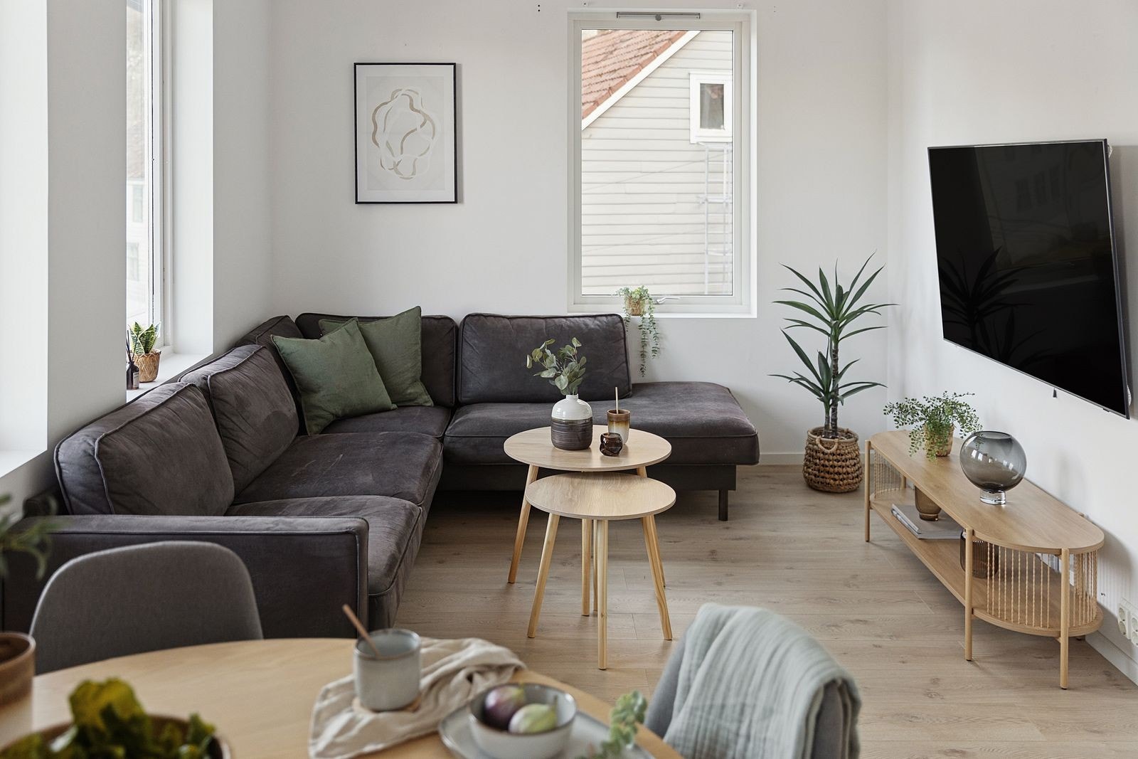 Rommet er lett å møblere og har en god romfølelse med lysinnslipp fra flere vinduer. Galleribilde