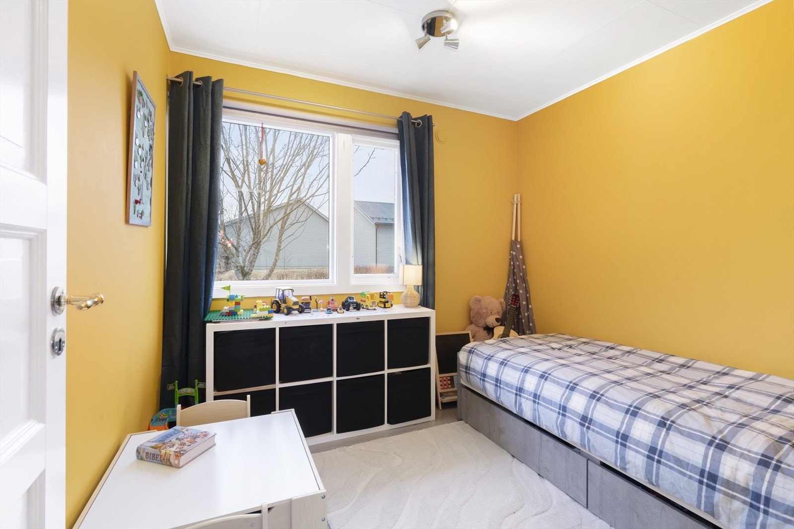 Soverom 3 har malte plater på veggene og tak-ess plater i himlingen. Store vinduer gir godt med dagslys. Galleribilde