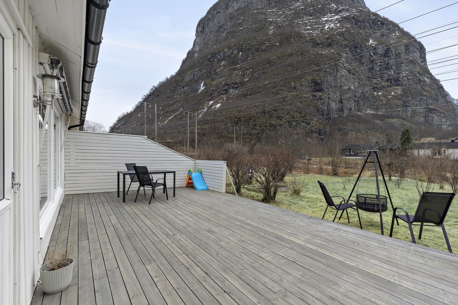 Terrasseområdet er romslig og gir plass til både sittegruppe og grill. Galleribilde