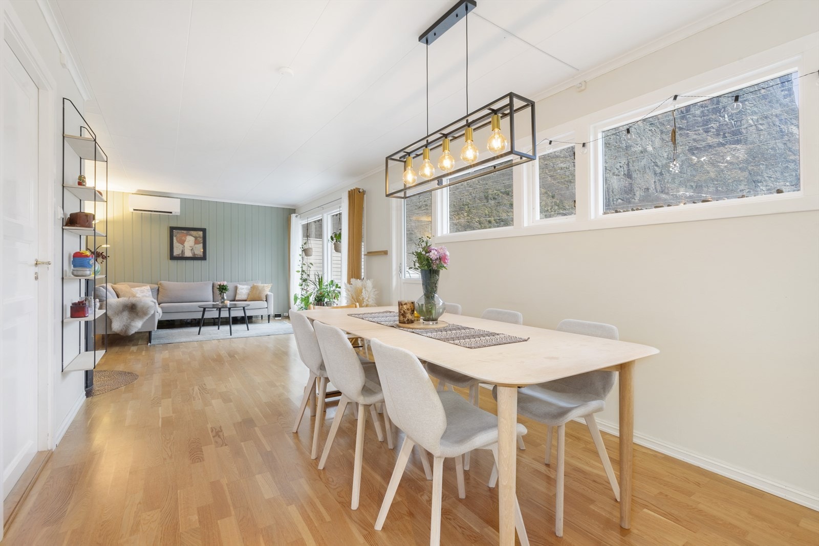 Mellom stue og kjøkken er en ypperlig plass til en spisestue. Galleribilde