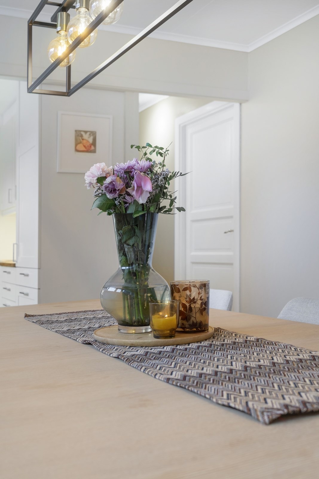 Spisebordet er plassert i tilknytning til kjøkkenet, noe som gir en naturlig overgang. Galleribilde