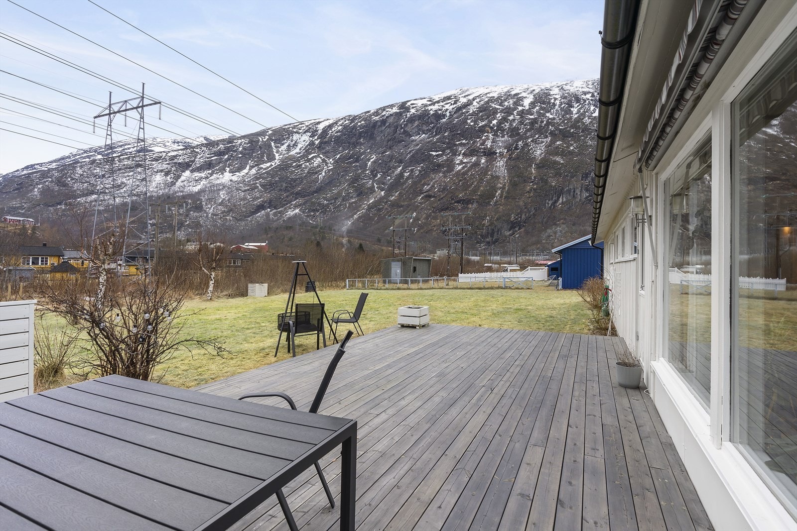 Fra terrassen er det utsikt mot Vikfjellet. Galleribilde