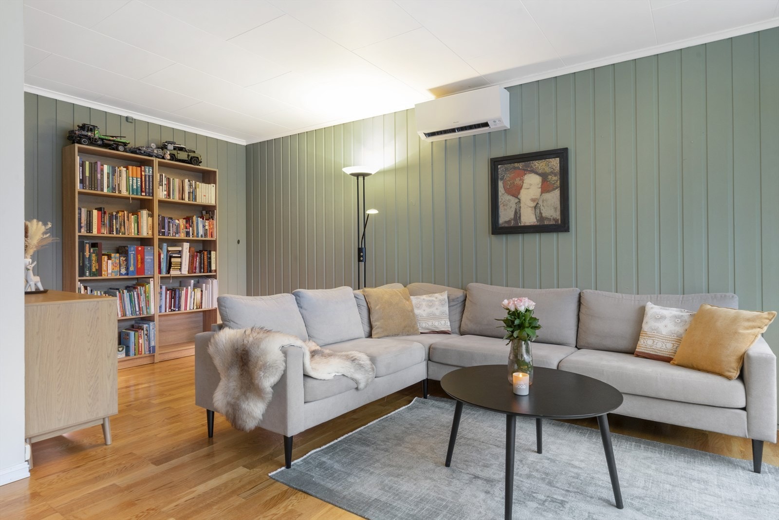 Luft-til-luft varmepumpe er montert i stuen for effektiv oppvarming. Galleribilde