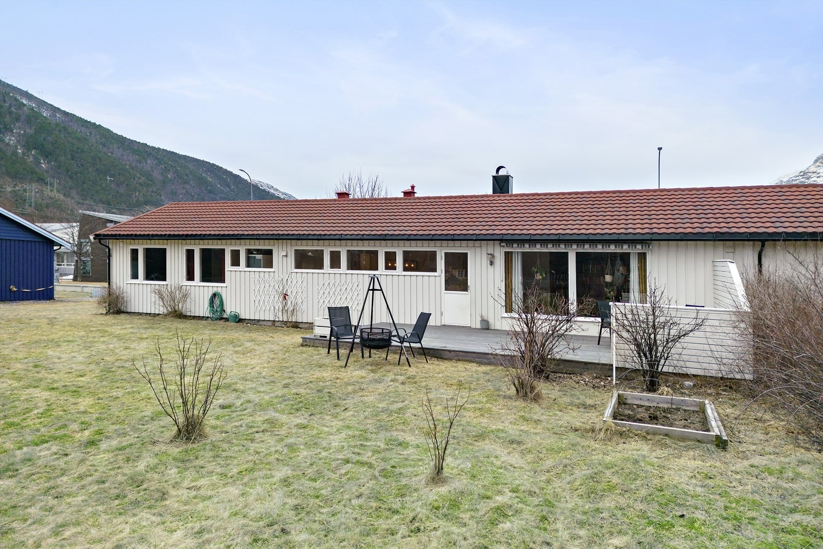 Terrassen har tilgang fra stuen og har direkte adkomst til hagen. Galleribilde