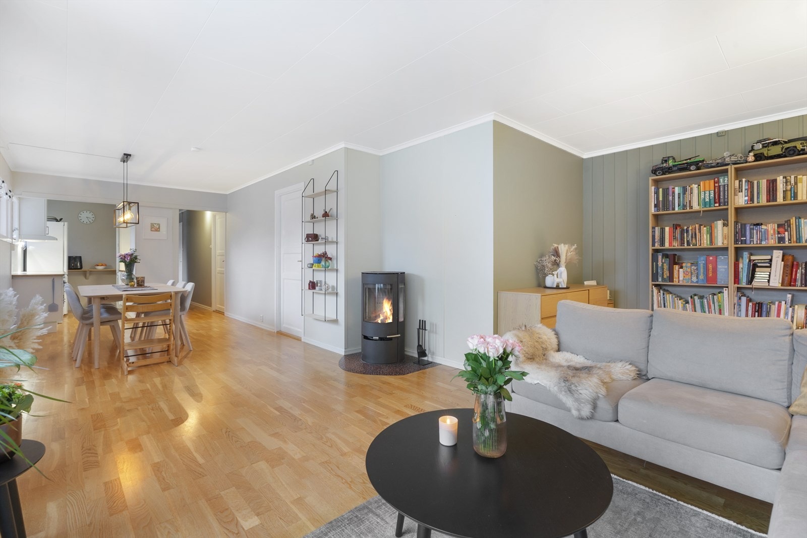 Stuen er romslig, og vedovn bidrar med jevn varme i oppholdsrommet. Galleribilde