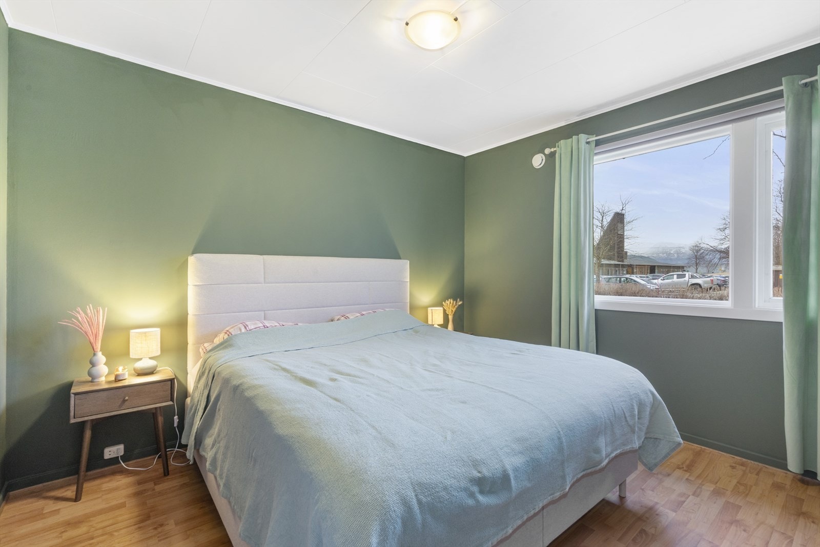 Soverom 2, hovedsoverommet har parkettgulv og malte vegger, og er av litt større størrelse. Galleribilde